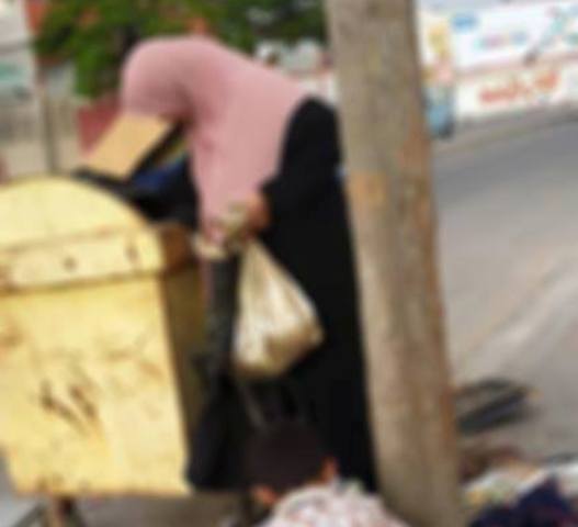 "نبش القمامة" مهنة جديدة ابتدعتها السياسة والحروب بغزة!- صورة أرشيفية نبش القمامة- صورة أرشيفية