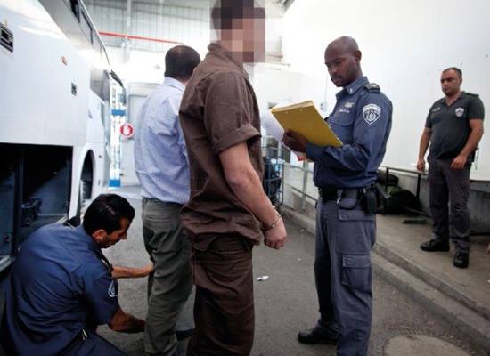 وحدة "نحشون" تنكل بـ 34 أسيراً على مدار 11 ساعة نحشون