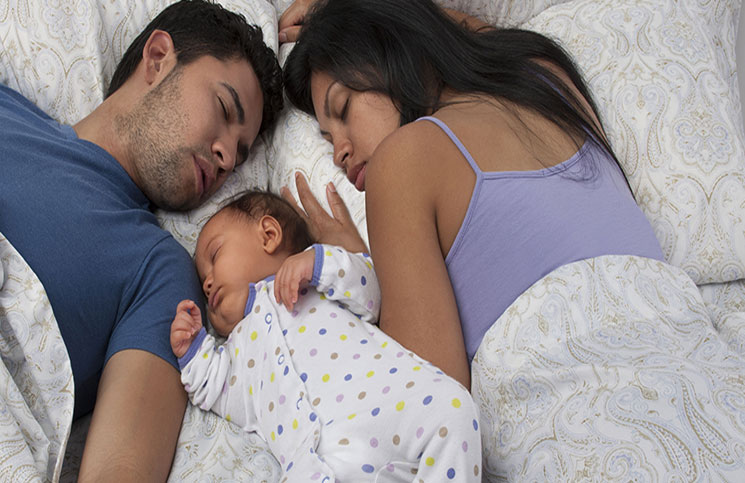 خطورة النوم مع الرضع في نفس السرير