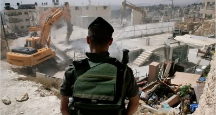جرافات الاحتلال تهدم 4 شقق سكنية في القدس