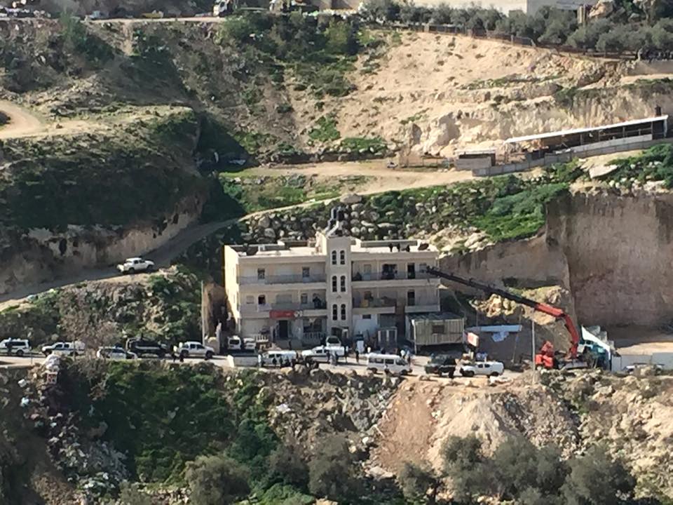 إخطارات بهدم منزلين وبئر في قرية الكوم جنوب غرب الخليل