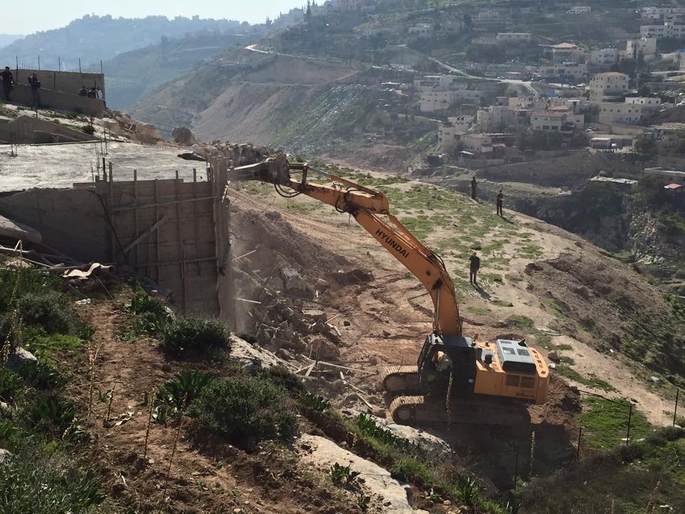 الاحتلال يهدم بئر مياه ويقتلع أشجار زيتون في تعنك غرب جنين