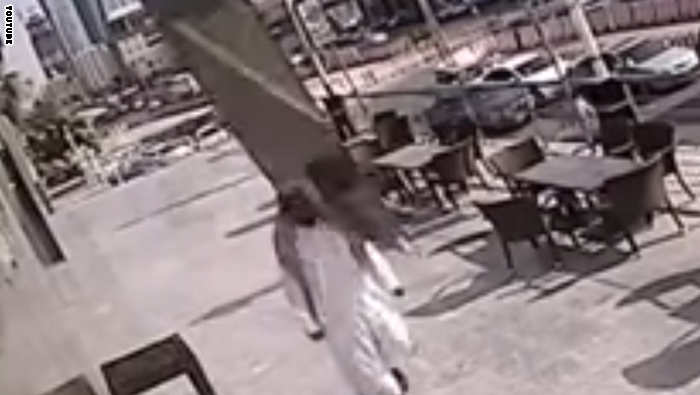 فيديو لا يصدق لسعودي نجا بأعجوبة من سقوط لوح زجاجي عملاق