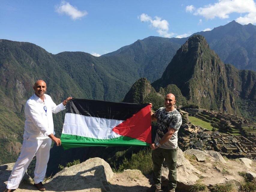 رفع علم فلسطين على قمة ماتشو بيتشو علم فلسطين