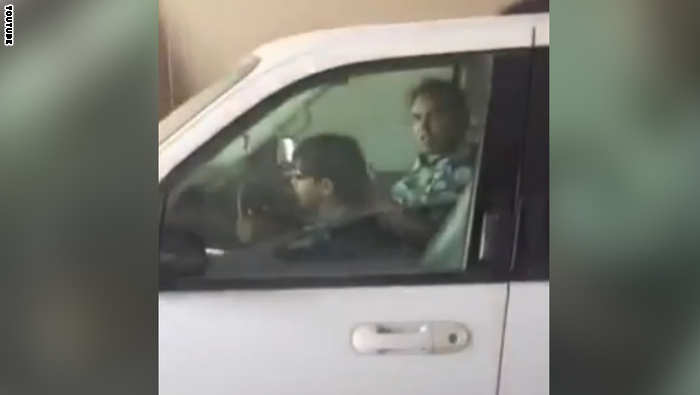 بالفيديو: القبض على أب سمح لطفله بقيادة سيارة في الرياض