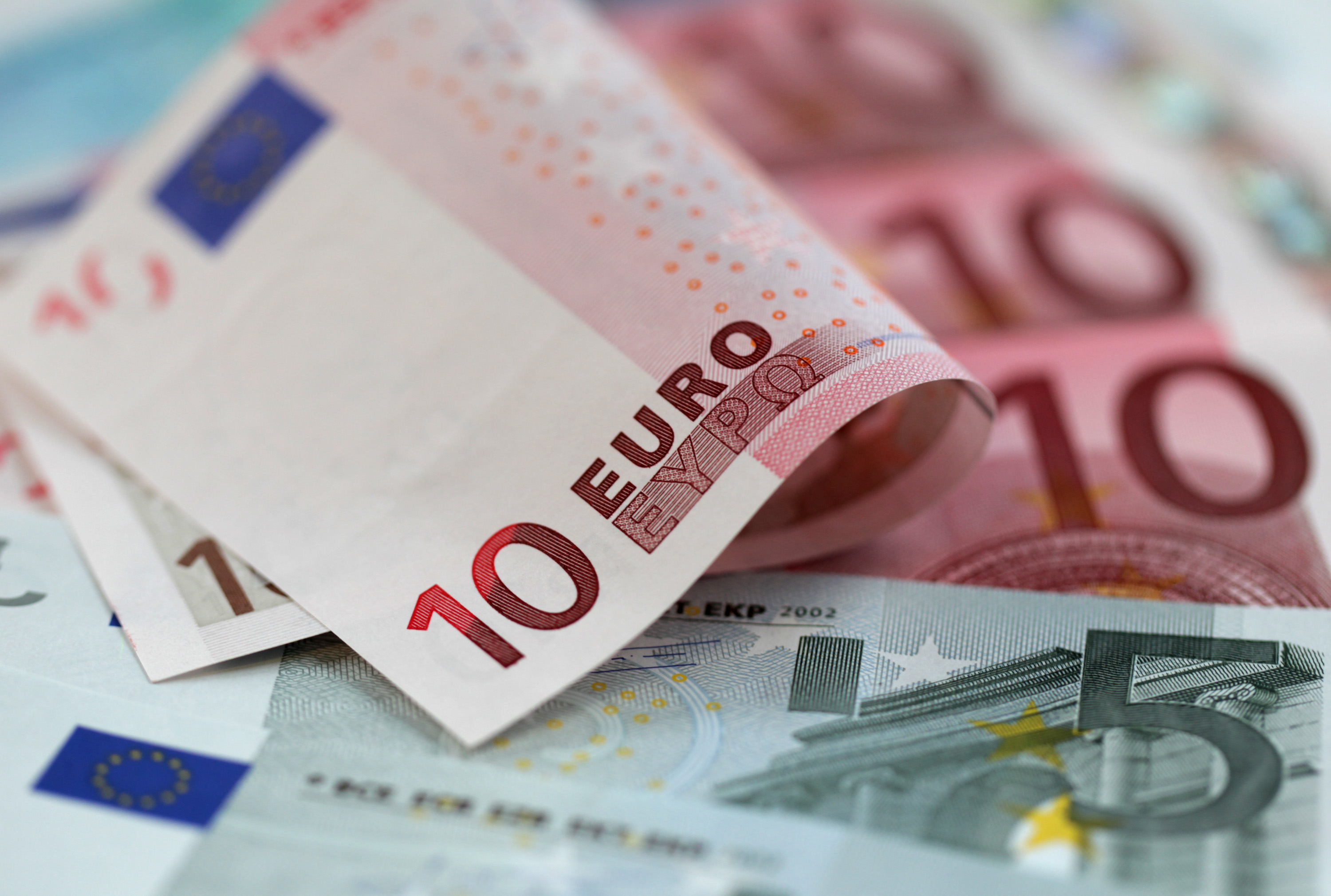 انخفاض سعر صرف اليورو مقابل الدولار اليورو