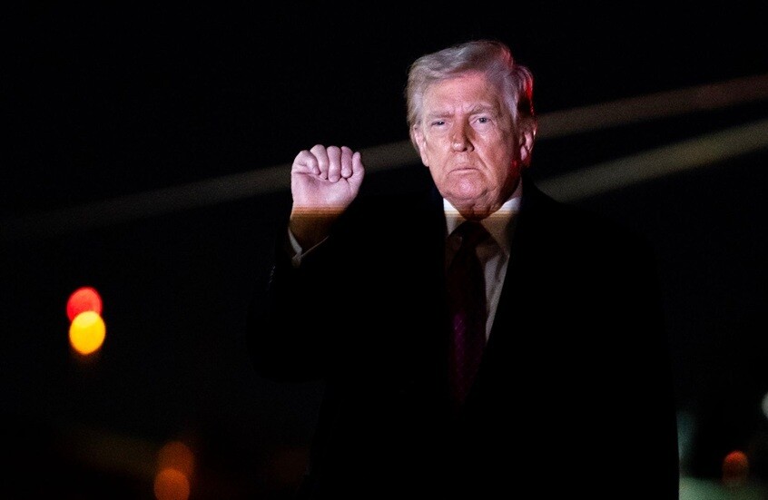 ترامب: نجري مفاوضات "معمقة" مع إيران واتفاق محتمل قبل الثلاثاء وإلا سأفجر كل شيء