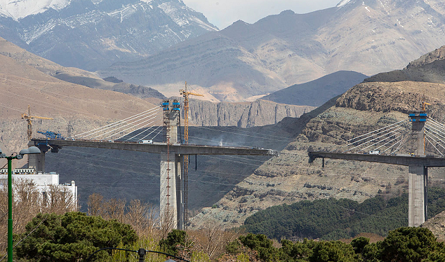 ساعات قبل انتهاء مهلة ترامب: اتصالات دبلوماسية حثيثة مع طهران لاحتواء المواقف ومنع التصعيد