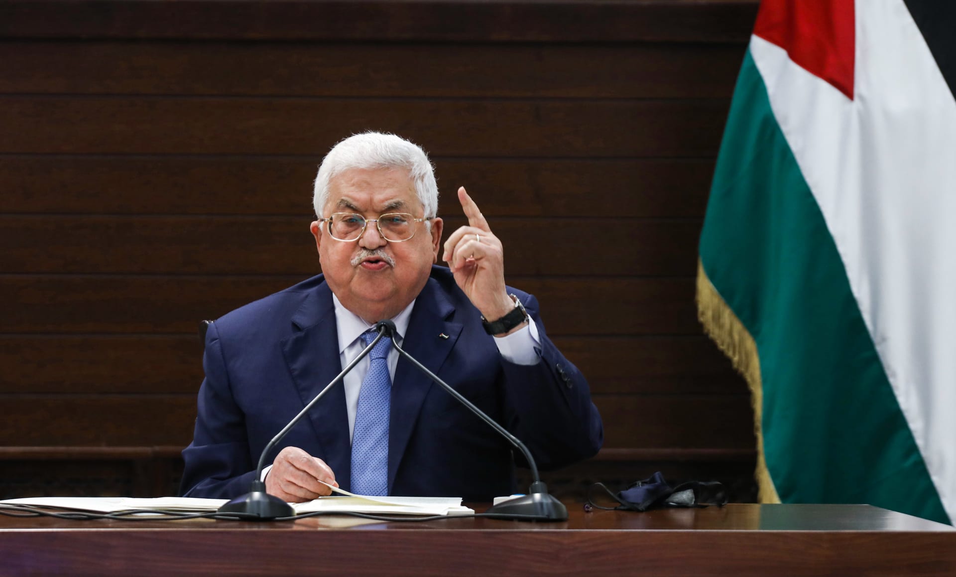 قال الرئيس الفلسطيني محمود عباس، الأحد 18 فبراير/شباط 2024، إن إسرائيل "تصر على استمرار حربها في قطاع غزة وخاصة في مدينة رفح بهدف فرض التهجير"، وذلك في الوقت الذي يواصل فيه جيش الاحتلال جرائمه على القطاع. ونفذ جيش الاحتلال هجوماً على منزل لعائلة أبو نهال في مدينة رفح جنوب قطاع غزة، وأدى الهجوم إلى تدمير المنزل المستهدف والمركبات المحيطة به واستشهاد وإصابة كل من في المنزل. يأتي هذا في الوقت الذي تعلن إسرائيل عزمها اجتياح رفح بالمنطقة الجنوبية المكتظة بالنازحين، بعد أن أخرجت سكان الشمال بالقوة ووجَّهتهم إلى