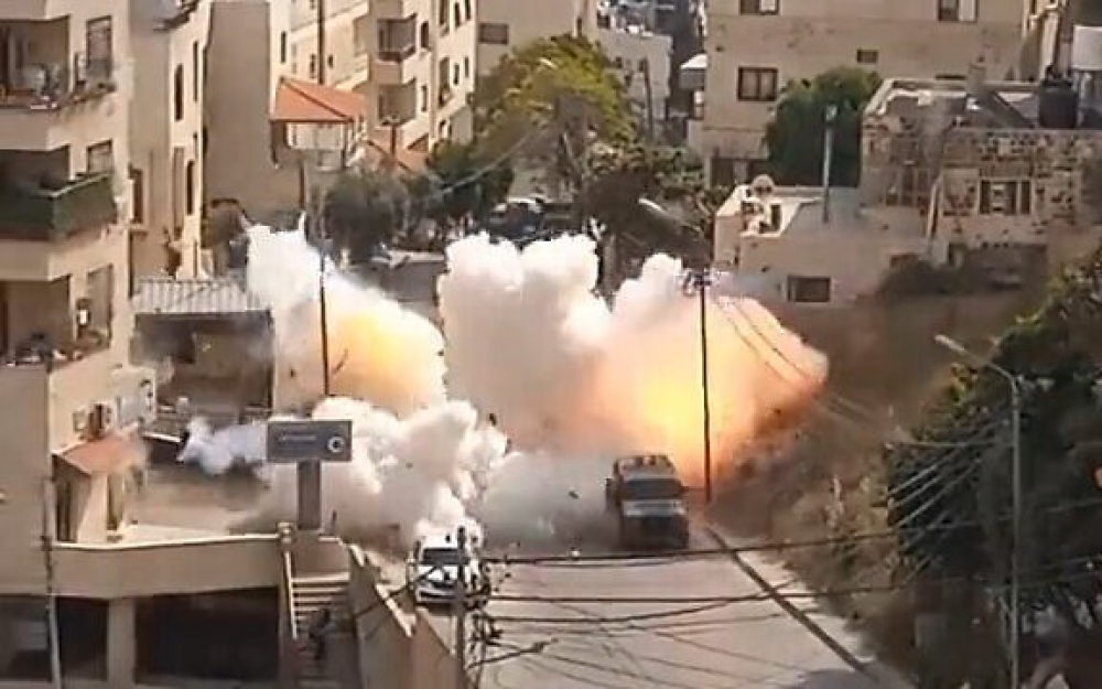 جيش الاحتلال يبدأ تصفيح آلياته بالضفة خشية العبوات الناسفة