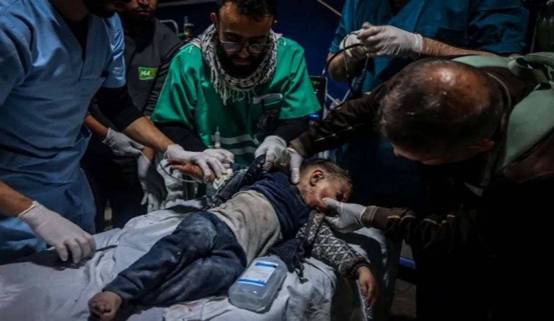 "كنا نتبرع بدمائنا لإنقاذ الجرحى".. شهادات مروعة لأطباء دوليين عملوا في غزة