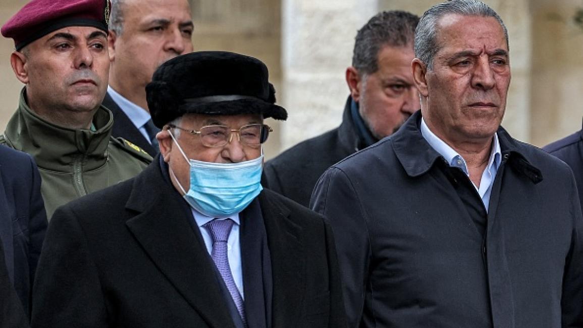 جدل فلسطيني بشأن تفويض عباس مهامه إلى حسين الشيخ حال غيابه