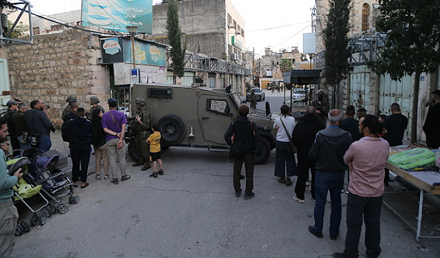 حملة اعتقالات واقتحامات بالضفة تخللها اشتباك مسلح غرب جنين