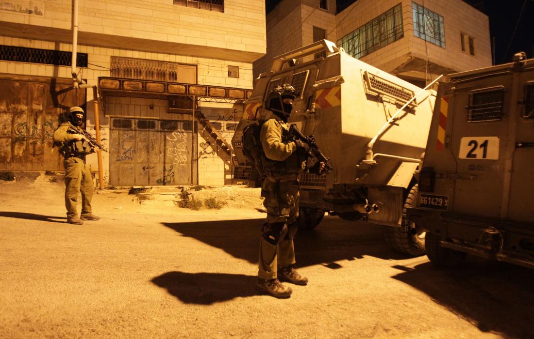 إصابة واعتقالات في سلسلة اقتحامات شنها الاحتلال بالضفة