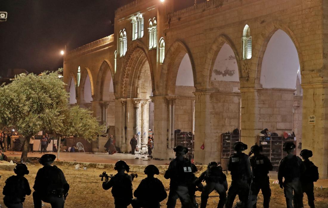 محدث بالفيديو والصور إصابات جراء اعتداء قوات الاحتلال بـ"وحشية" على المعتكفين داخل المصلى القلبي والأقصى
