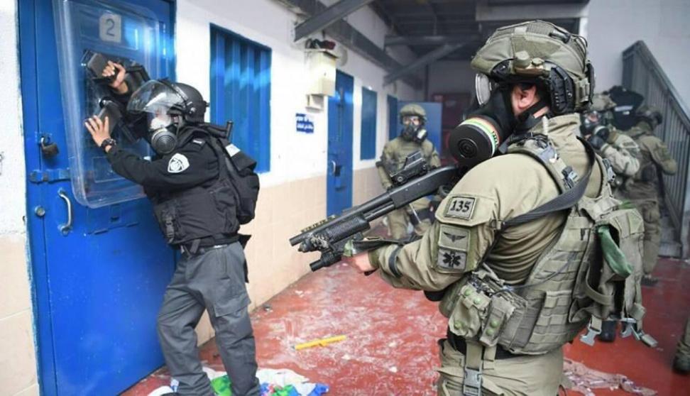 توتر في سجن عوفر واصابات بالغاز في صفوف الأسرى