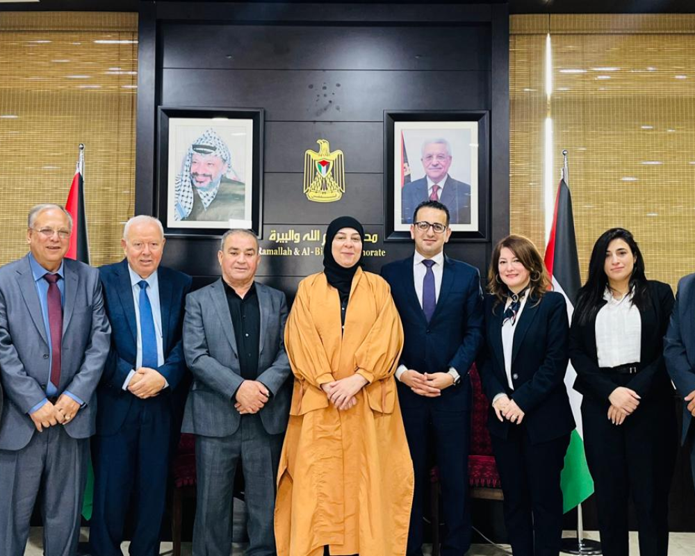 غنام وبنك فلسطين يسلمان إدارة مركز خليل أبو ريا للتأهيل دعماً مالياً للمساهمة في تجهيز قسم الأطفال