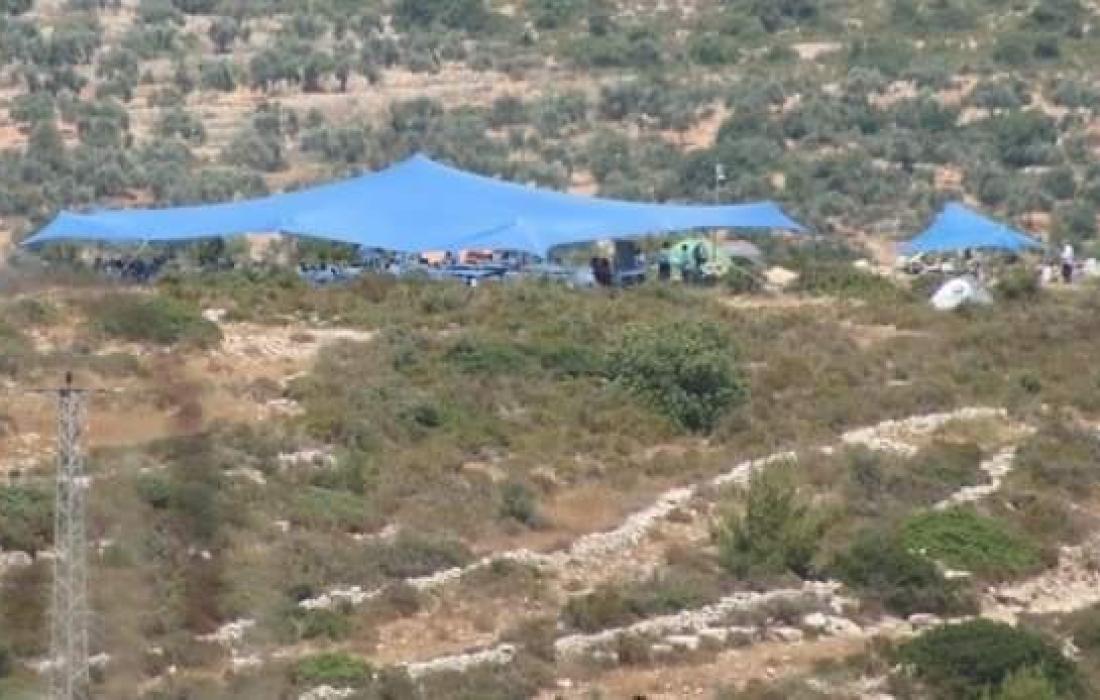 بالصور مستوطنون يقيمون بؤرة استيطانية جديدة في رام الله