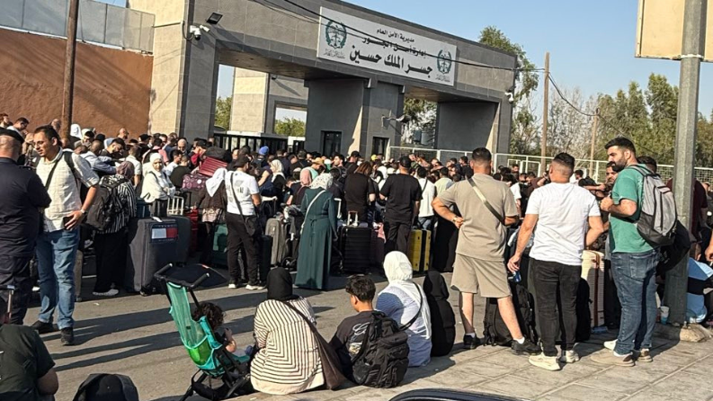 الداخلية: الساعات المقبلة ستشهد حلاً جذرياً لأزمة العالقين على جسر الملك حسين