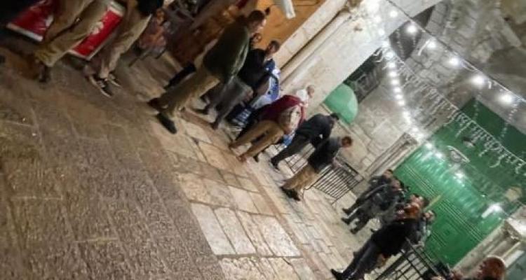 الاحتلال يقتحم المصلى القبلي ويخرج المعتكفين منه 