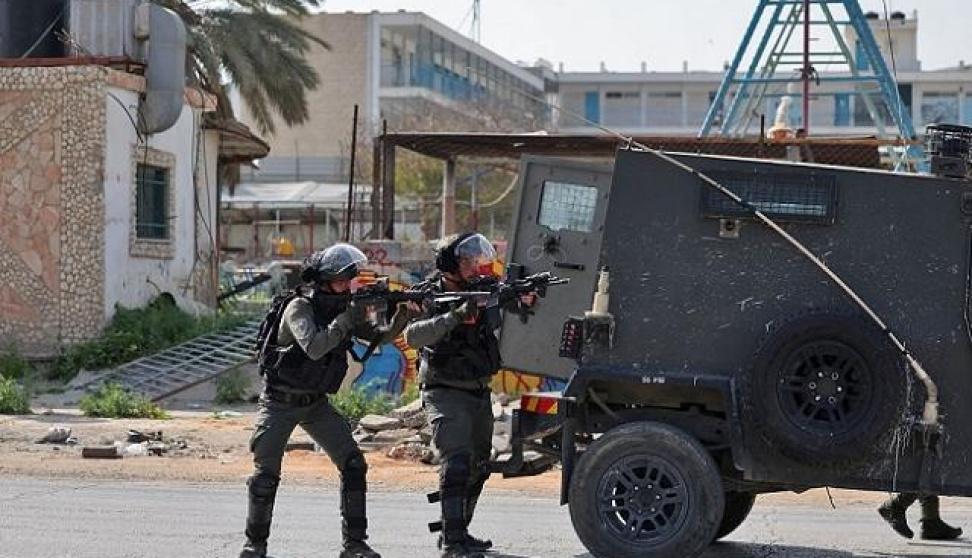 إصابة بالرصاص واعتقال آخرين خلال اقتحام مخيمي عقبة جبر وعين السلطان
