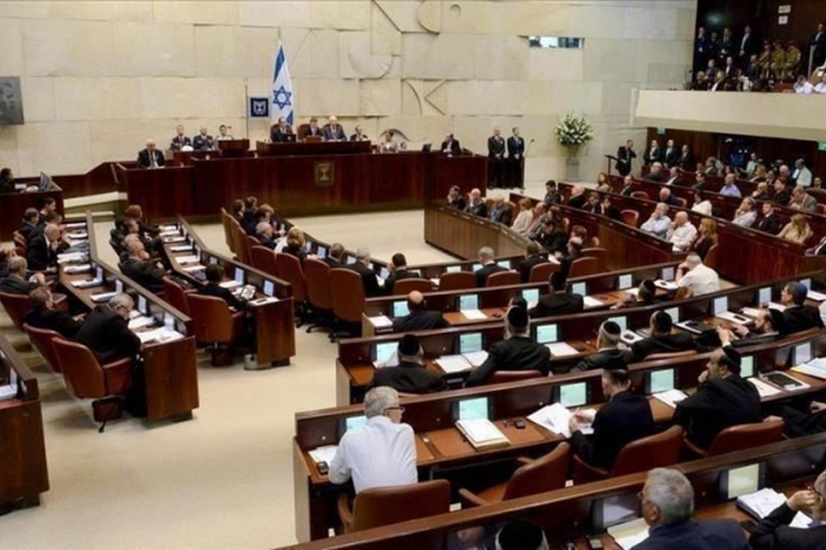 الكنيست يصادق بالقراءة الأولى على مشروع قانون يمنع رفع الأعلام الفلسطينية في الجامعات