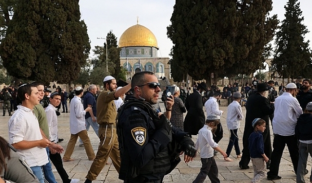 مستوطنون يقتحمون الأقصى ودعوات لـ "مسيرة أعلام" بالقدس القديمة