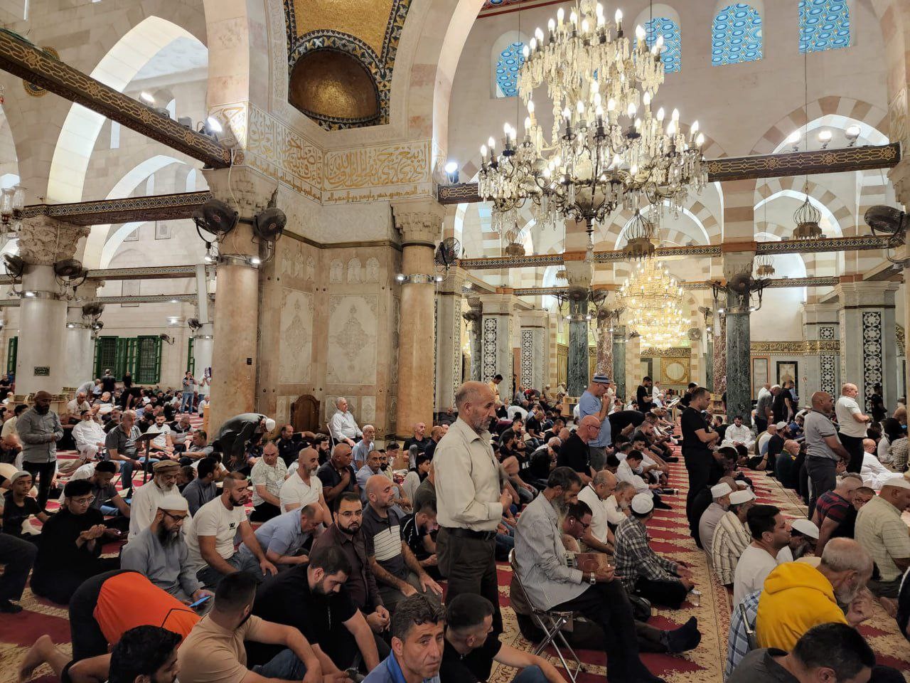 بالصور آلاف المواطنين يؤدون صلاة الفجر العظيم في المسجد الأقصى المبارك