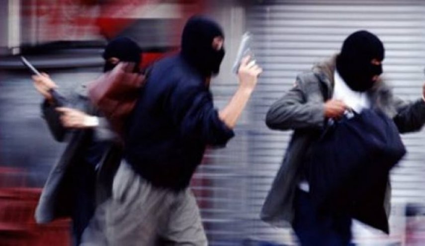 شاهد- سطو مسلح على فرع أحد البنوك في بلدة السموع