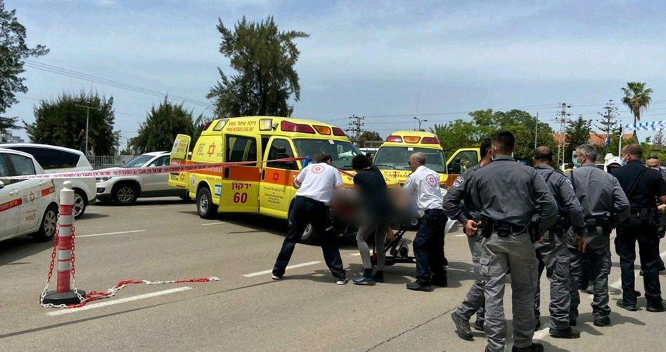إصابة مستوطن بجراح خطيرة في عملية طعن بمنطقة بيتح تكفا في "تل أبيب"