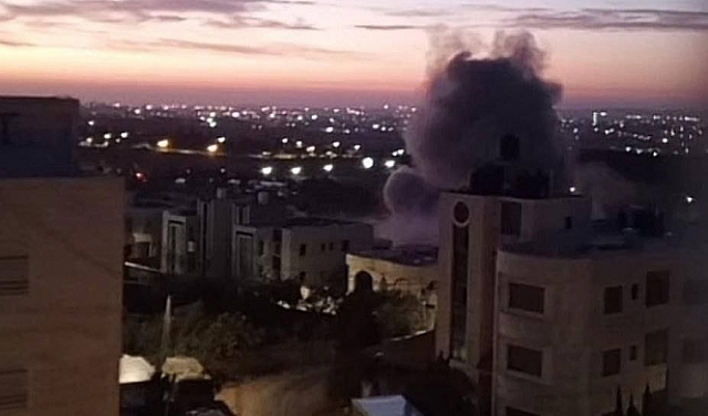 الاحتلال يُفجّر منزلي الأسيرين محمد وصقر الشنتير في الخليل