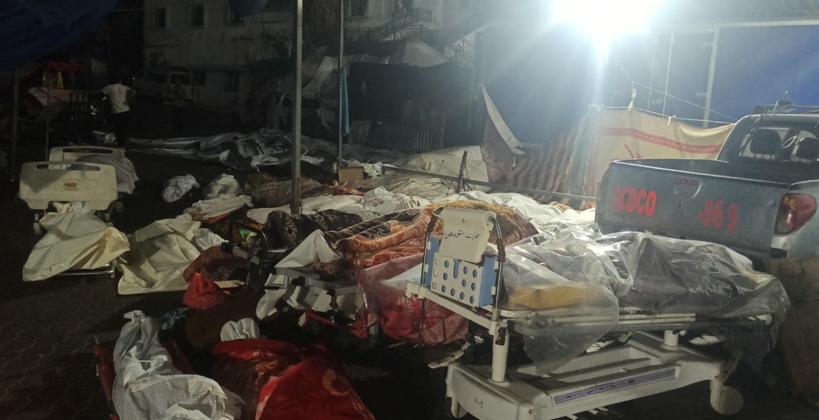 الجميع ينتظرون الموت! مشاهد “مؤثرة” لمرضى محاصرين بمستشفى الشفاء بغزة بعد توقف الخدمات بالكامل