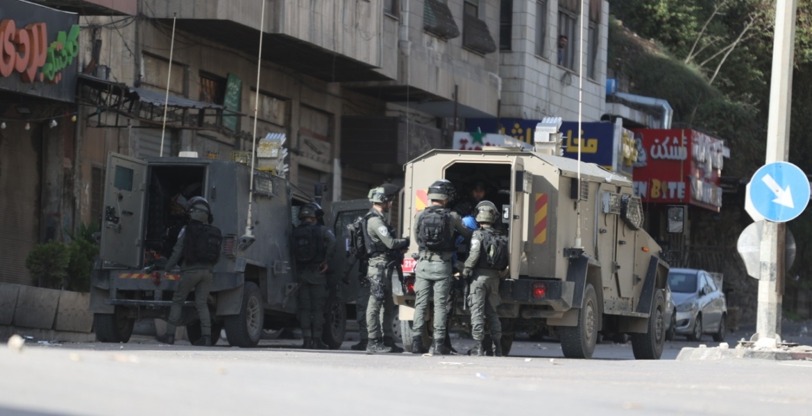 مستوطنون يعتدون على تجمعين فلسطينيين بالضفة.. اقتحموا بيوت السكان وضربوا مزارعين بحماية جيش الاحتلال 