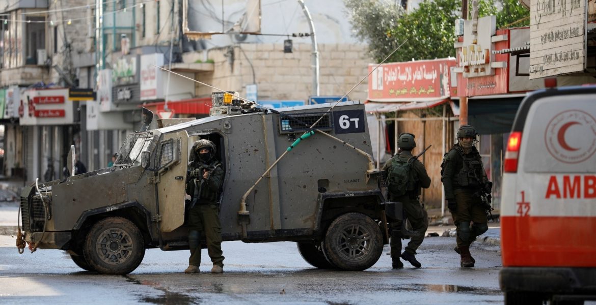 اقتحام جنين متواصل لليوم الرابع.. 22 شهيداً منذ بدء الهجوم، وبلدية المدينة: الاحتلال دمَّر 70٪ من الشوارع