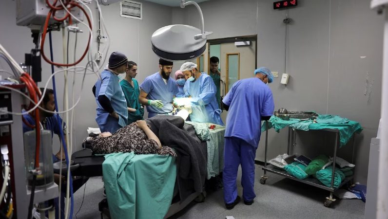 مجمع ناصر الطبي يناشد أحرار العالم لإدخال مواد طبية لغزة: نحاول الحفاظ على “العِرق الفلسطيني”