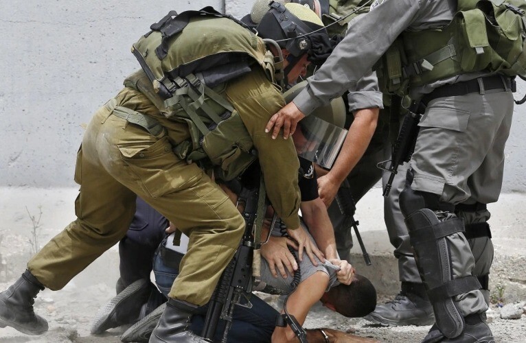 شرطة الاحتلال تعتدي على شاب فلسطيني شمال رام الله