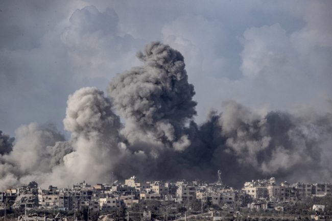 وفد من الاحتلال يصل القاهرة وآخر يغادر الدوحة.. واشنطن ترى “تقدمًا” في المفاوضات، و”حماس”: لم نتلق جديداً