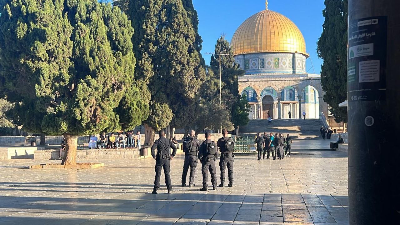 بحماية أمنية مشددة.. (قطعان المستوطنين) يقتحمون المسجد الأقصى المبارك