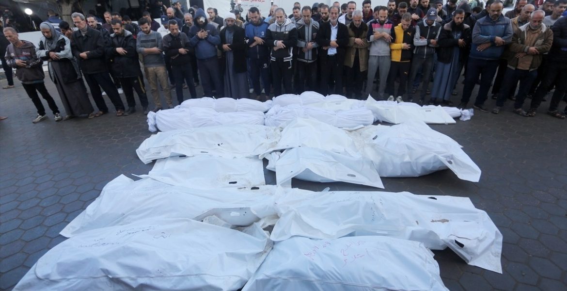 قصف الاحتلال متواصل في غزة.. 32 شهيدًا وعمليات انتشال الجثث من تحت الأنقاض مستمرة