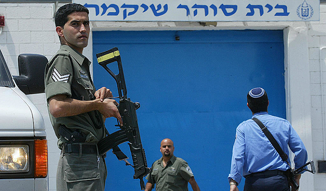 استشهاد 4 فلسطينيين على الأقل خلال تحقيق الشاباك وأحدهم الطبيب إياد الرنتيسي