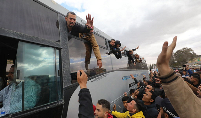 انسحاب الجيش الإسرائيلي من "نتساريم": تسليم 3 إسرائيليين وتحرر 183 أسيرا فلسطينيا