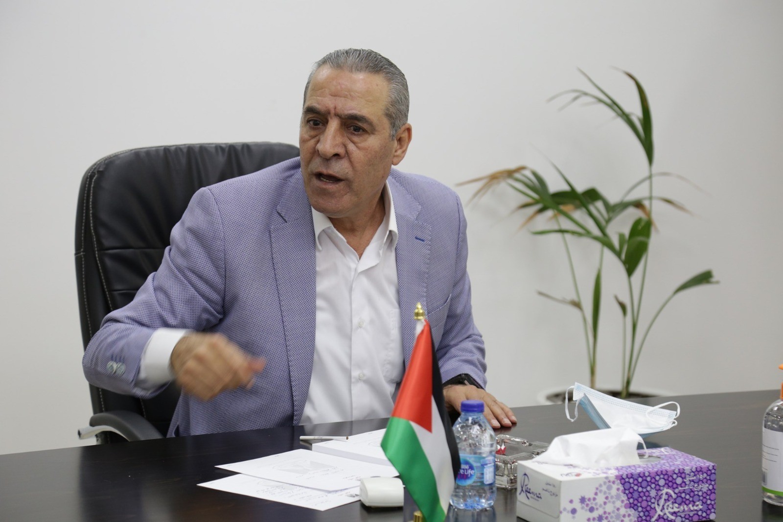 كاتب إسرائيلي: حسين الشيخ ساهم في تعزيز السيطرة الإسرائيلية وهو من إنتاج النخبة العسكرية لدى الاحتلال