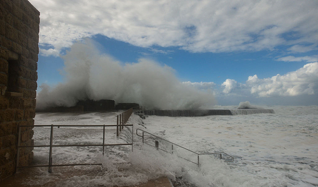 عاصفة "بايرون" تضرب بقوة: أمطار غزيرة وفيضانات من الشمال حتى النقب الليلة