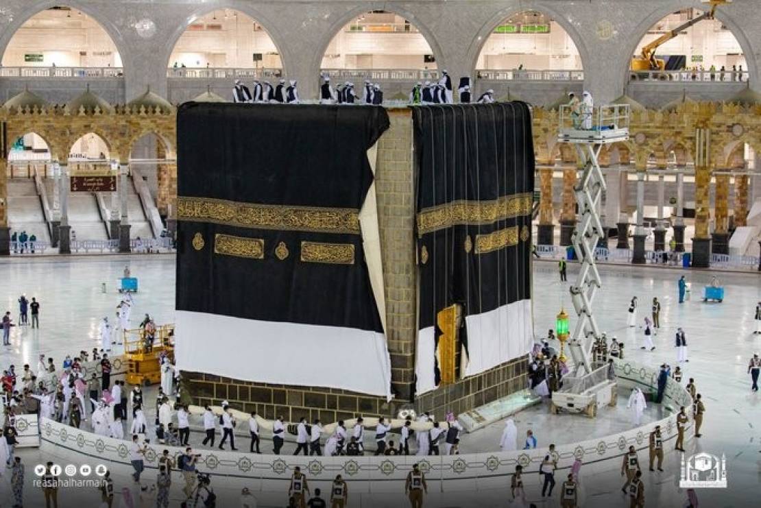 وثائق إبستين: سيدة أعمال إماراتية شحنت قطعا من كسوة الكعبة إلى منزله في فلوريدا