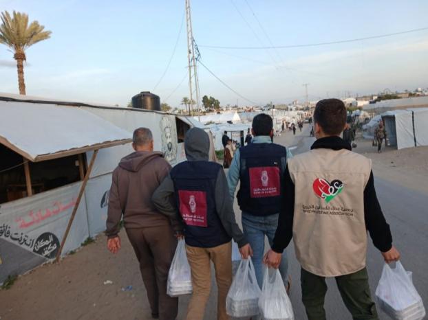 بنك فلسطين وجمعية عطاء فلسطين يوزعان وجبات إفطار للأسر المتضررة في غزة