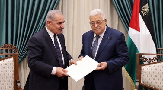 الرئيس الفلسطيني يقبل استقالة الحكومة ويكلفها بتسيير الأعمال