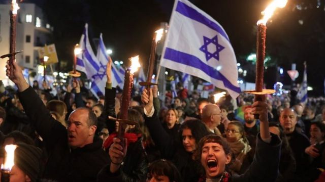 فشل إيجاد حل مع الفلسطينيين أحد الأسباب.. ربع الإسرائيليين يسعون وراء جوازاتٍ أجنبيةٍ للرحيل، يستغلون قانون “عودة الأحفاد”