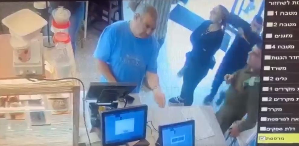 كاميرا مراقبة ترصد لحظة طعن فلسطيني لضابط بجيش الاحتلال.. انقضّ عليه داخل محل تجاري (فيديو)