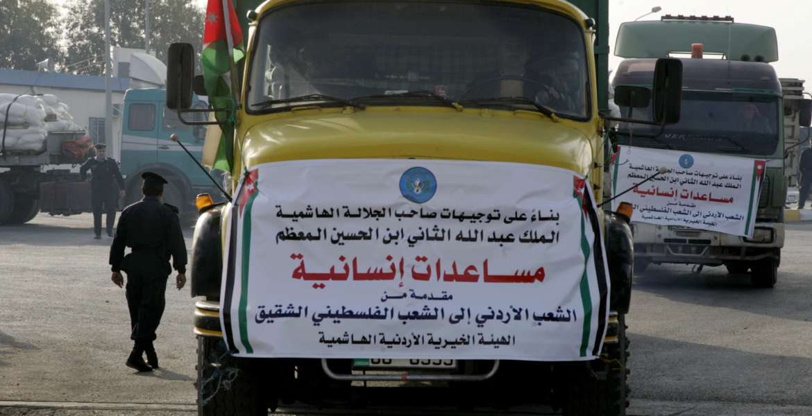 مصادر لـ”عربي بوست”: مساعٍ لفتح ممر بري من الأردن لغزة.. هذا مساره، وخلاف مع ماجد فرج حول توزيع المساعدات