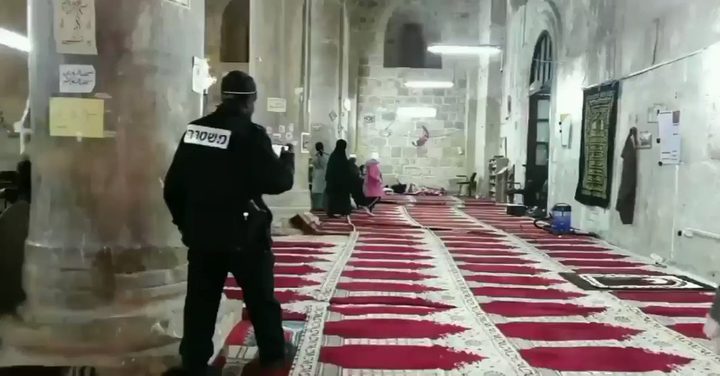 جنود الاحتلال اقتحموا مصلى باب الرحمة وصادروا بعض محتوياته